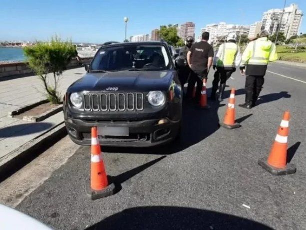 Mar del Plata: dijo que era el manager de L-Gante y se atrincheró en su auto para evitar un control de alcoholemia
