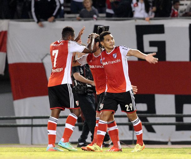 River se aprovechó de un Vélez sin reacción y es el único puntero