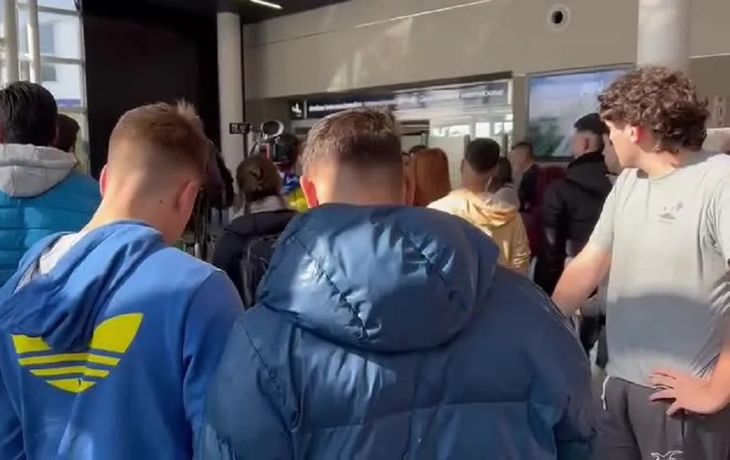 Decepción de hinchas de Boca que fueron a buscar a Cavani al Aeroparque 