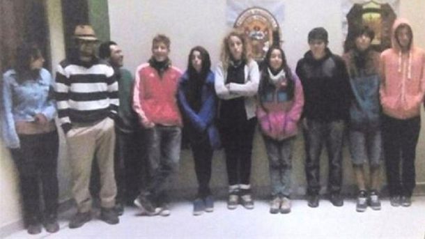 Detuvieron en Perú a 11 turistas argentinos por pintar un muro inca