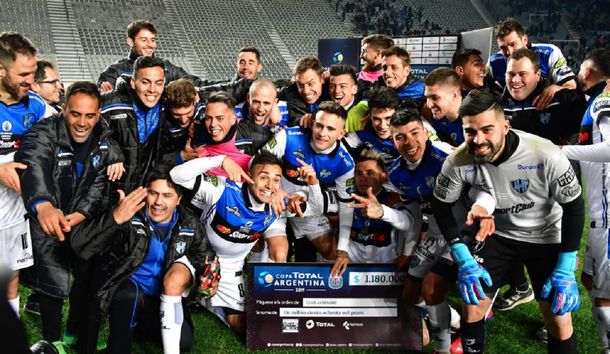 Brian Benítez se burló de Boca en pleno festejo de Almagro por el triunfo en Copa Argentina