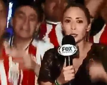 Terrible momento en vivo: manosearon a una periodista mientras hacía un móvil