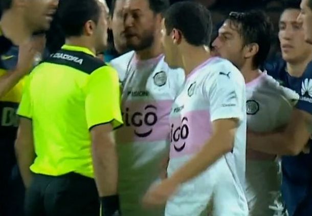 Los jugadores de Olimpia no soportaron las equivocaciones de Espinoza