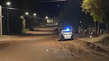 Los operativos policiales se despliegan en el barrio para resguardar el avance de la investigación. Los operativos policiales se despliegan en el barrio para resguardar el avance de la investigación.