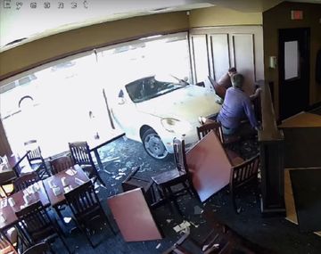 Un auto lo aplastó en un accidente y se paró lo más bien