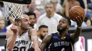 Manu Ginóbili de San Antonio Spurs ante Memphis Grizzlies Manu Ginóbili de San Antonio Spurs ante Memphis Grizzlies