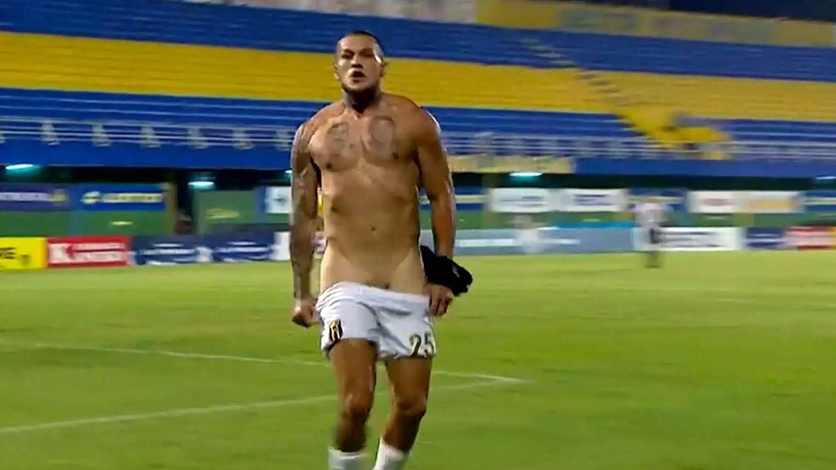 El escandaloso festejo de un jugador argentino casi al desnudo en Paraguay