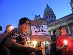 Marcha de velas en contra de la suba de tarifas de los servicios públicos, en la zona del Congreso Nacional.