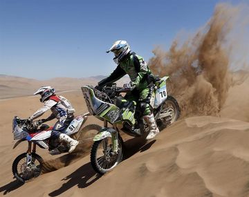 El piloto australiano Simon Pavey (izq.) y el argentino Diego Demelchori durante la decimotercera etapa, entre las ciudades chilenas de Copiapó y La Serena