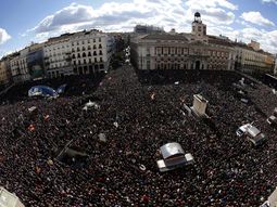 miles de personas marcharon en madrid en una convocatoria de podemos miles de personas marcharon en madrid en una convocatoria de podemos