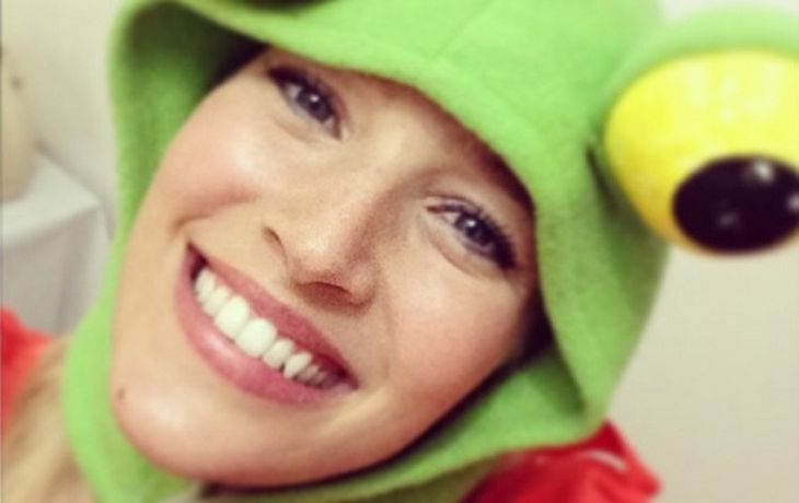 Luisana se disfraza del sapo Pepe para cantarle a su hijo