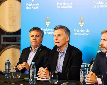 Cornejo, junto a Macri y Frigerio en una conferencia de prensa