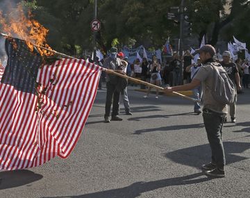 Una suerte de bandera de Estados Unidos fue quemada durante la marcha contra el G20