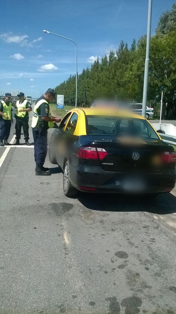 Detienen en la ruta 2 a un taxista alcoholizado que realizaba maniobras peligrosas