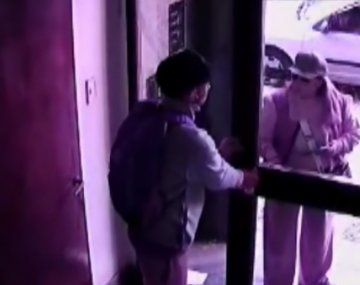 Video: pareja de ladrones desvalijó un departamento en Almagro
