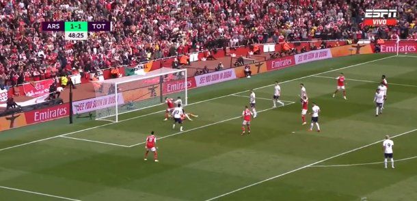 El blooper de Cuti Romero que terminó en gol del Arsenal