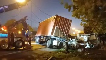 caos en panamericana por el choque y vuelco de dos camiones caos en panamericana por el choque y vuelco de dos camiones