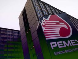 En 1982 Pemex recibe un préstamo por mil millones de dólares de varios bancos estadounidenses. En 1982 Pemex recibe un préstamo por mil millones de dólares de varios bancos estadounidenses.