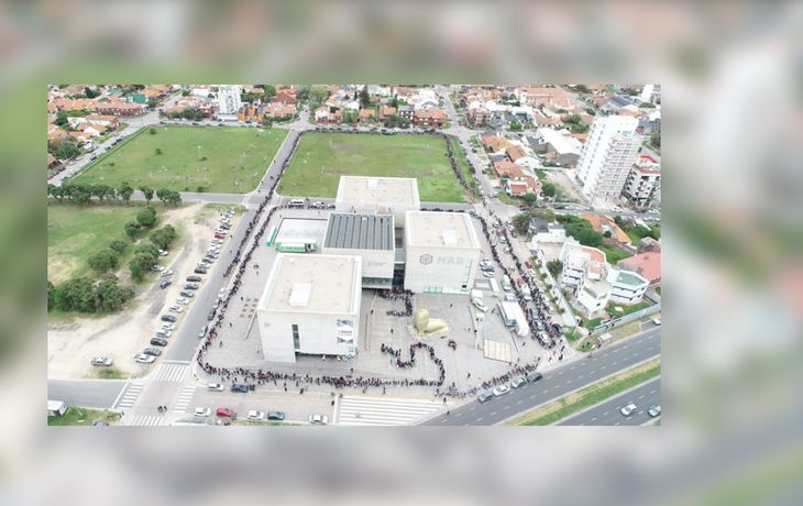 Iniciativa de la Provincia contra la crisis laboral en Mar del Plata: más de 10 cuadras de fila para entregar un CV