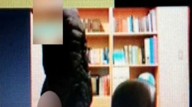 Córdoba: un docente sorprendió a sus estudiantes al orinar fuera de cámara y se volvió viral