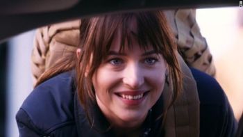 mira el polemico sketch protagonizado por la actriz de 50 sombras de grey mira el polemico sketch protagonizado por la actriz de 50 sombras de grey