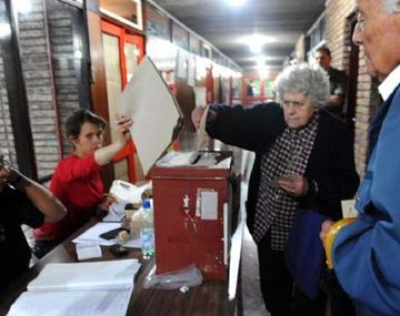 Uruguay recibe votantes de la Argentina