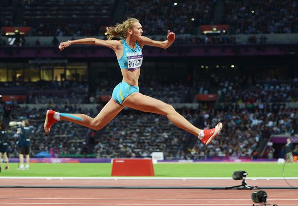 La kazaja Olga Rypakova en la prueba de salto triple