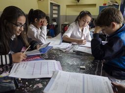 Alumnos de escuela primaria rindiendo el examen Aprender 2016 Alumnos de escuela primaria rindiendo el examen Aprender 2016