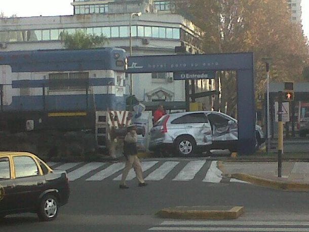 Una camioneta fue arrollada por un tren en Puerto Madero