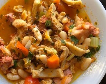 Este bodegón atendido por abuelas, se destaca por ofrecer platos caseros y ambiente familiar.&nbsp;