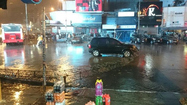 #LlueveEn Cayó sobre un auto el arco de ingreso a Ramos Mejía