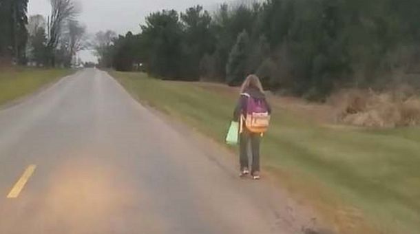 Un castigo que no olvidará: obligó a su hija a caminar 8 kilómetros por hacer bullying