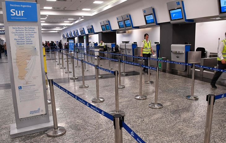Pilotos de Aerolíneas y Austral anunciaron un paro total para el fin de semana