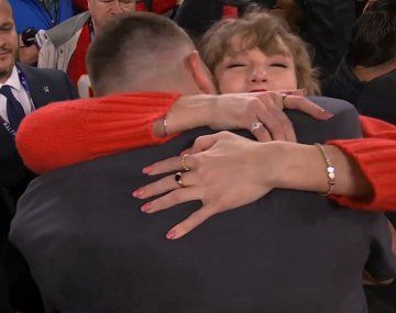 El emotivo abrazo de Taylor Swift y Travis Kelce tras la victoria de los Chiefs
