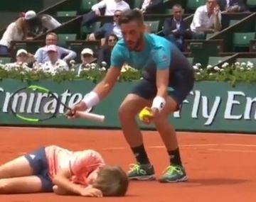 Dzumhur se llevó puesto a uno de los ball boys del Roland Garros