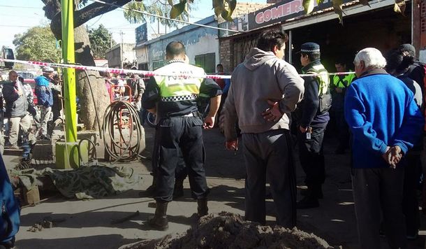 El hombre de 53 años que estaba reparando el camión
