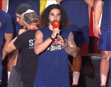 VIDEO: Marc Cucurella cantó su canción y una de Duki en los festejos de España