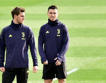 Daniele Rugani, quien padece coronavirus, y Cristiano Ronaldo