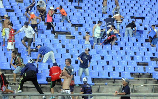 Incidentes, detenidos y 32 policías heridos en un partido en Mendoza