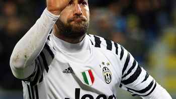 Higuaín sigue siendo blanco de insultos para los napolitanos Higuaín sigue siendo blanco de insultos para los napolitanos