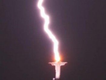 La increíble foto del Cristo Redentor con un rayo