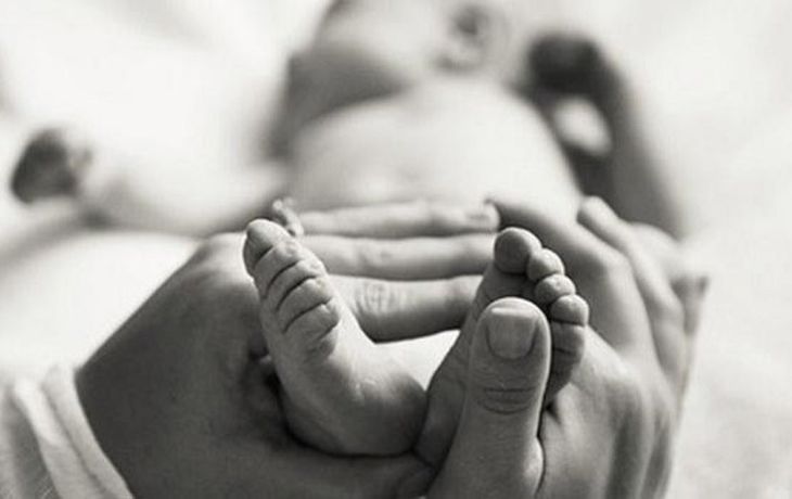 Pide ayuda para adoptar un bebé a través de Facebook