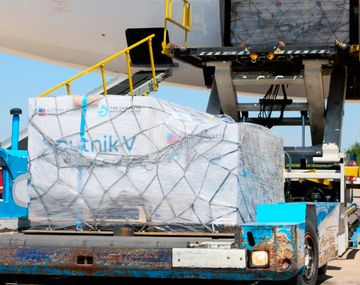 Bolivia recibe sus primeras dosis de la Sputnik V: llegarán en el avión de Aerolíneas Argentinas