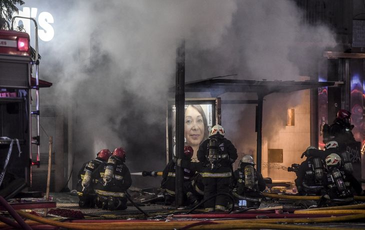 Explosi&oacute;n en Villa Crespo: dos bomberos muertos y 15 heridos