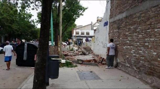 Derrumbe de un paredón en Barracas: al menos seis autos aplastados
