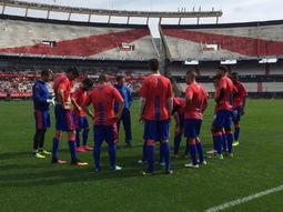 En pleno Monumental, un arquero se rompió los ligamentos