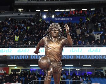 Napoli homenajeó a Maradona con una imponente estatua