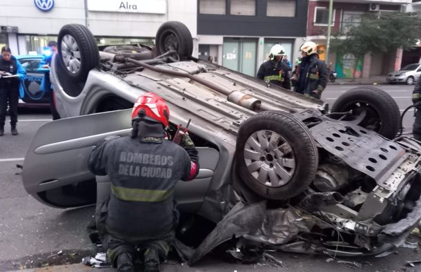Triple choque y vuelco en Floresta: dos heridos