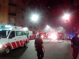 cuatro dotaciones de bomberos combaten un incendio en retiro cuatro dotaciones de bomberos combaten un incendio en retiro