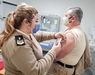 Arrancó la vacunación con segunda dosis a miembros de las fuerzas de seguridad desplegados en el AMBA